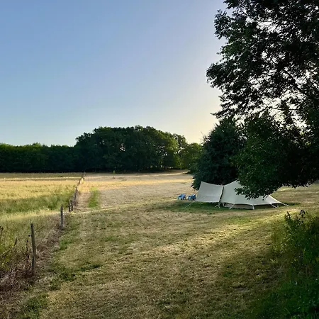 Luxe Tent Met Goed Bed, Prive Sanitair En Laadpaal Tente de luxe
