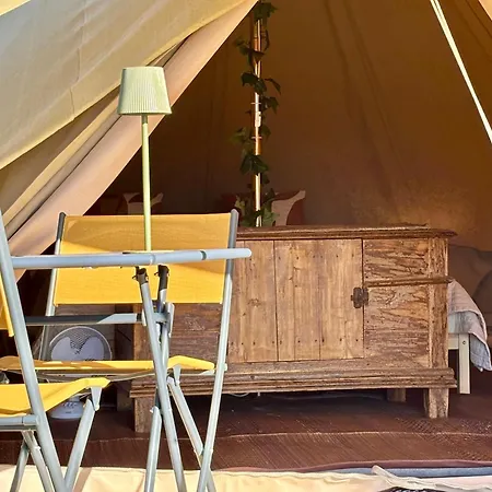 Tente de luxe Luxe Tent Met Goed Bed, Prive Sanitair En Laadpaal